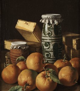 Stilleben med appelsiner, krukker og esker med søtsaker